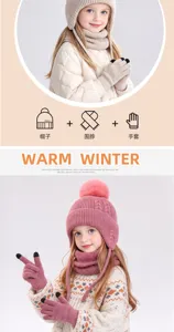 Kinderen dragen beige en roze gebreide wintersets met mutsen met oorflappen, sjaals en handschoenen
