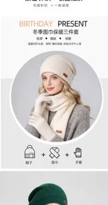Modèle portant bonnet et écharpe en maille crème, avec des gants tactiles, dans une tenue d’hiver