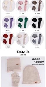Détail d’un bonnet, d’une écharpe et de gants tactiles en maille beige, avec des étiquettes en cuir