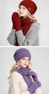 Deux femmes portent des bonnets, écharpes et gants tricotés en rouge et violet pour l’hiver.
