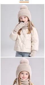 Kind met beige gebreide pomponmuts en bijpassende colsjaal, gedragen bij een winteroutfit