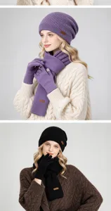 Des modèles portent des bonnets, écharpes et gants tricotés violets et noirs sur fond gris