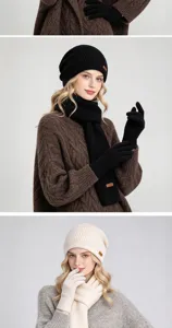 Vue en trois panneaux de modèles portant bonnets, écharpes et gants tricotés noirs et écrus