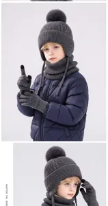 Kind met grijze kabelgebreide muts met pompon, sjaal en touchscreenhandschoenen, van voren en opzij