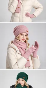 Modèle portant bonnet, écharpe et gants roses en maille, avec un bonnet vert foncé ci-dessous