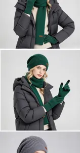 Modèle portant écharpe, bonnet et gants tactiles en maille vert foncé, avec une doudoune grise