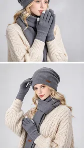 Deux vues d’un modèle portant un bonnet gris en maille, une écharpe et des gants tactiles