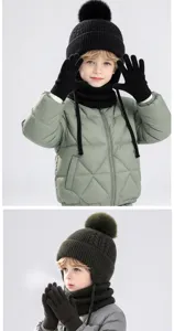 Kind met zwarte kabelmuts met pompon, bijpassende sjaal en handschoenen, voor- en zijaanzicht