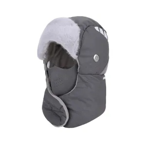 Gorro de invierno gris con pelo sintético en las orejas y mascarilla cortaviento integrada