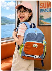 Enfant portant un sac à dos bleu, orange et vert citron près d’une fenêtre de train face à la mer