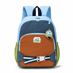 Sac à dos enfant bleu, orange et vert, avec sangle frontale à boucle et poches latérales en mesh