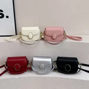 Sac à Épaule Vintage Niche Design pour Femmes Mode Cuir PU Petit Sac Carré Bandoulière Avec Boucle Métallique Rétro Décontracté