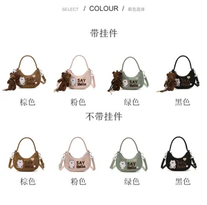Quatre couleurs d’un sac demi-lune effet daim, présentées avec ou sans breloque ourson amovible