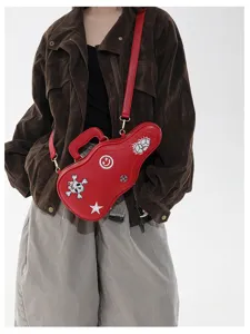 Modèle portant un sac rouge en forme de guitare, orné de motifs et muni d'une sangle réglable