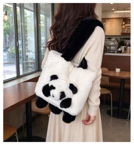 Vue de dos d’un modèle portant un sac panda duveteux noir et blanc sur l’épaule dans un café