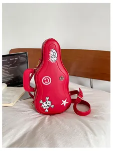 Sac rouge en forme de guitare, avec broderies blanches et bandoulière réglable, vu de face
