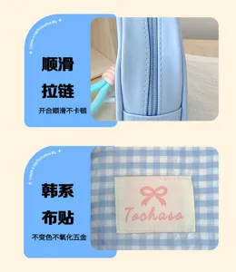 Gros plan sur une fermeture éclair fluide et un patch en tissu vichy bleu avec inscription rose