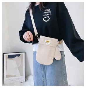 Sac beige côtelé en forme de gant, avec rabat doux effet peau lainée, porté en bandoulière