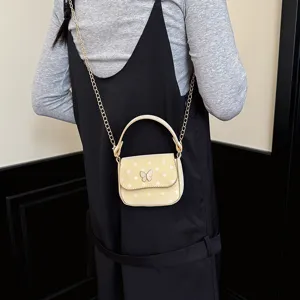 Petit sac bandoulière beige en PU à rabat, à pois blancs, avec fermoir papillon et chaîne dorée