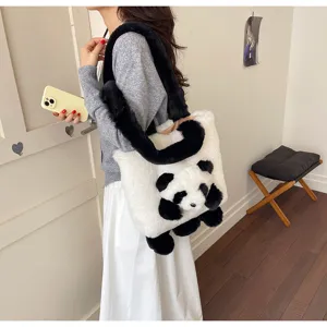 Une femme porte un sac panda en peluche noir et blanc, avec une longue anse duveteuse