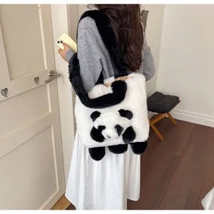 Vue d’une femme portant un sac blanc en peluche à l’épaule, orné d’un panda noir et blanc en relief