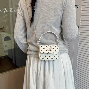 Petit sac carré blanc en PU à pois noirs, avec nœud rose et chaîne dorée, porté en bandoulière