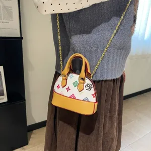 Petit sac coquillage en PU porté en bandoulière, imprimé coloré, bordure jaune et chaîne dorée