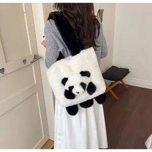 Vue de dos d’un mannequin portant un sac panda blanc en peluche avec une longue bandoulière noire