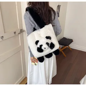 Vue de dos d’une personne portant un sac blanc en peluche, avec un panda noir et blanc en relief