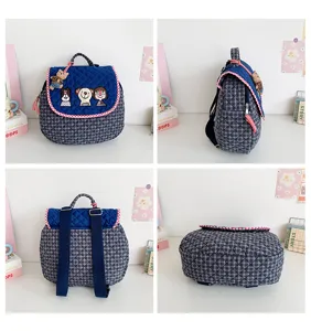 Quatre vues du sac matelassé bleu marine : bord à carreaux, broderies animales et poignée.