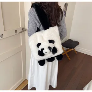 Vue de dos d’une femme portant un sac panda blanc en peluche avec une bandoulière noire