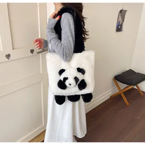 Une mannequin porte en intérieur un sac blanc en peluche orné d’un panda noir et blanc en relief
