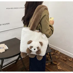 Sac blanc en peluche porté de dos, avec visage de panda brun en relief et longue bandoulière douce
