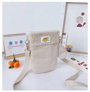 Sac beige en velours côtelé, rabat imitation mouton doux, étiquette tissée et bandoulière réglable
