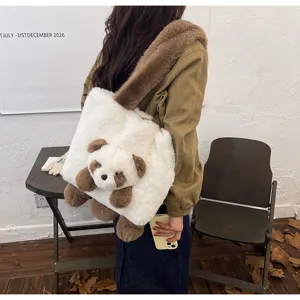 Vue de dos d’une personne portant un sac en peluche blanc, orné d’un ours en peluche brun