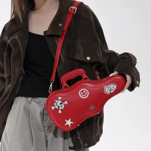 Sac bandoulière rouge en forme de guitare, en PU, avec des écussons fantaisie, porté en travers