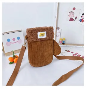 Sac marron en velours côtelé, rabat en peluche, étiquette tissée et bandoulière réglable