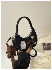 Sac demi-lune noir en peluche, brodé d’un ours, avec « SAY Hello » et un pendentif ours