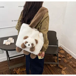 Vue de dos d’une personne portant un sac blanc duveteux orné d’un panda en peluche brun et blanc
