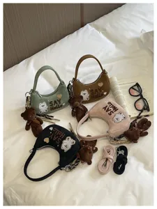 Sacs veloutés gris-vert, bruns, roses et noirs, avec broderie d’ours et breloques en peluche
