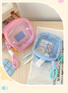 Pochettes en maille transparente roses et bleues, avec dragonnes et breloques étoile sur une table