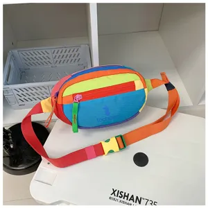 Détail d’un sac coloré à empiècements, avec poche zippée à l’avant et sangle tissée réglable