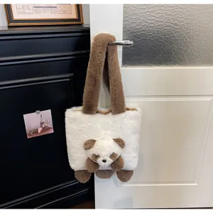 Détail d’un sac en peluche blanc, avec anses brunes et breloque ourson, suspendu à une porte