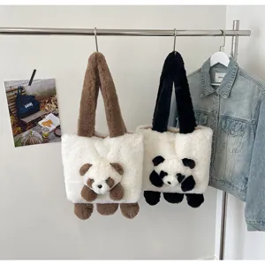 Deux sacs en peluche suspendus côte à côte, avec des visages de panda en relief bruns et noirs
