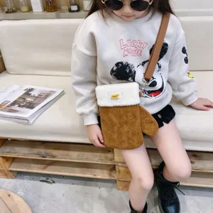 Sac bandoulière enfant marron en velours côtelé, forme moufle et bordure blanche toute douce
