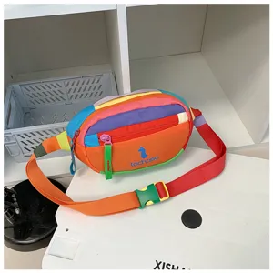 Détail d'un sac banane nylon multicolore, motif hippocampe, poche zippée et sangle réglable