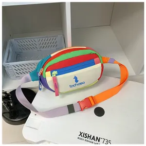 Vue oblique d’un sac multicolore à panneaux, avec sangle réglable, zip et boucle en plastique
