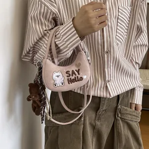 Petit sac demi-lune rose en peluche, brodé d’un ours, avec breloque et bandoulière, porté croisé
