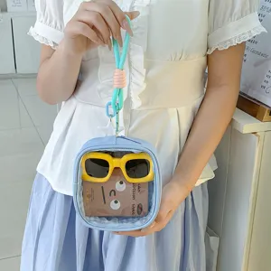 Trousse de toilette transparente en PVC, bordure bleu clair et sangle menthe, tenue de face