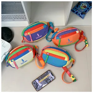 Quatre sacs banane colorés disposés en diagonale, avec poches zippées et sangles réglables